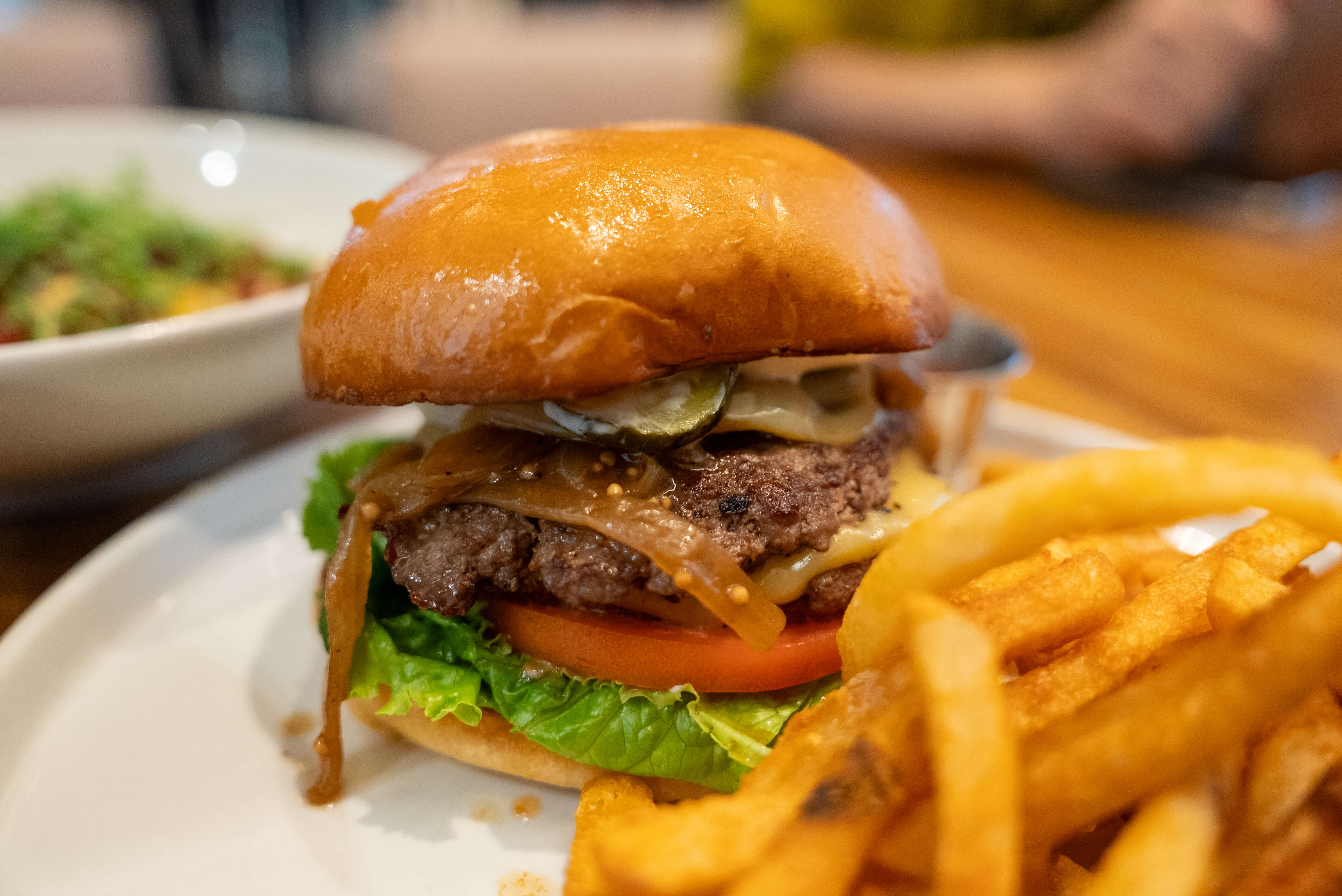 ボリュームたっぷりのハンバーガー