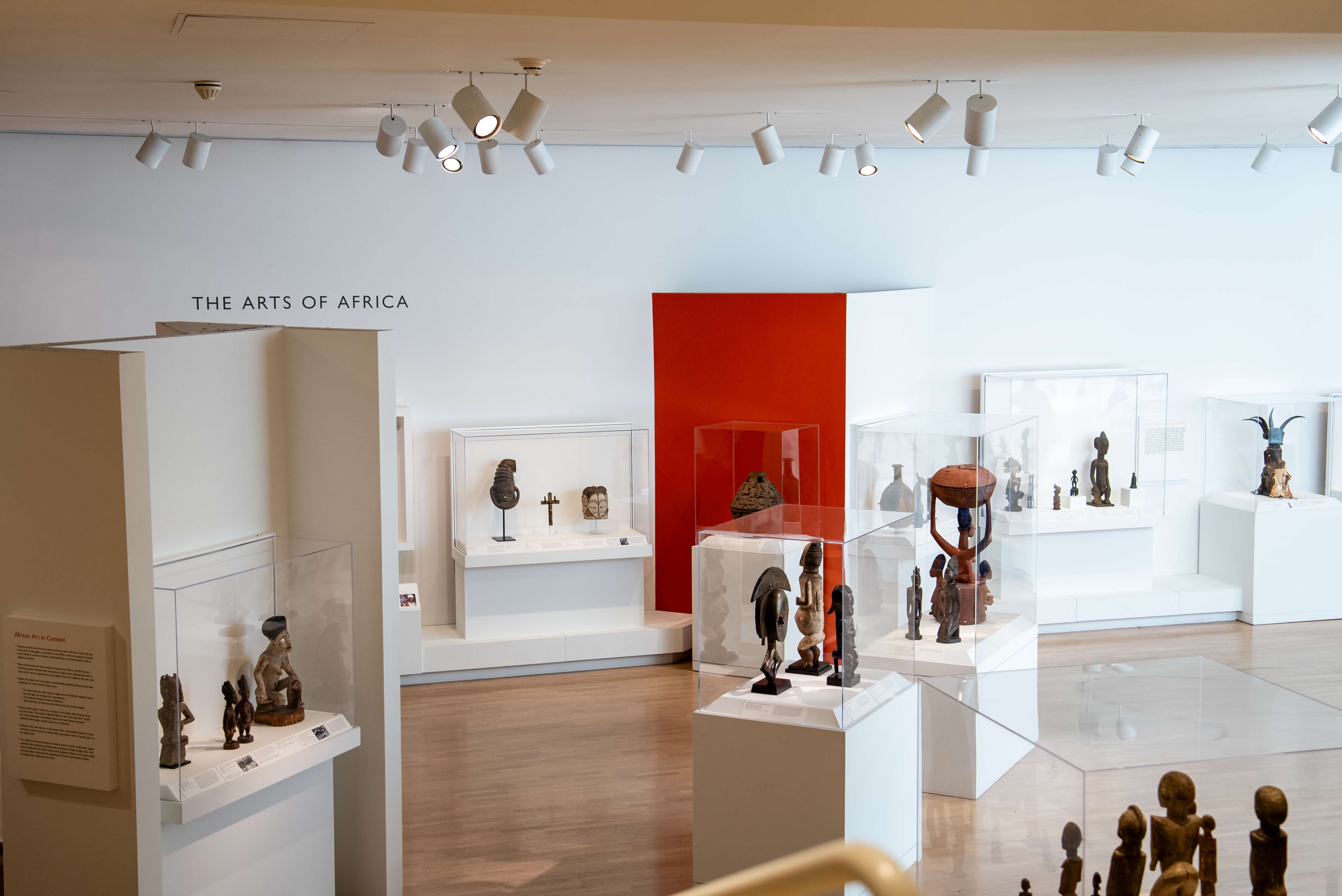 モダンアートから古代美術まで幅広いコレクションが並ぶ