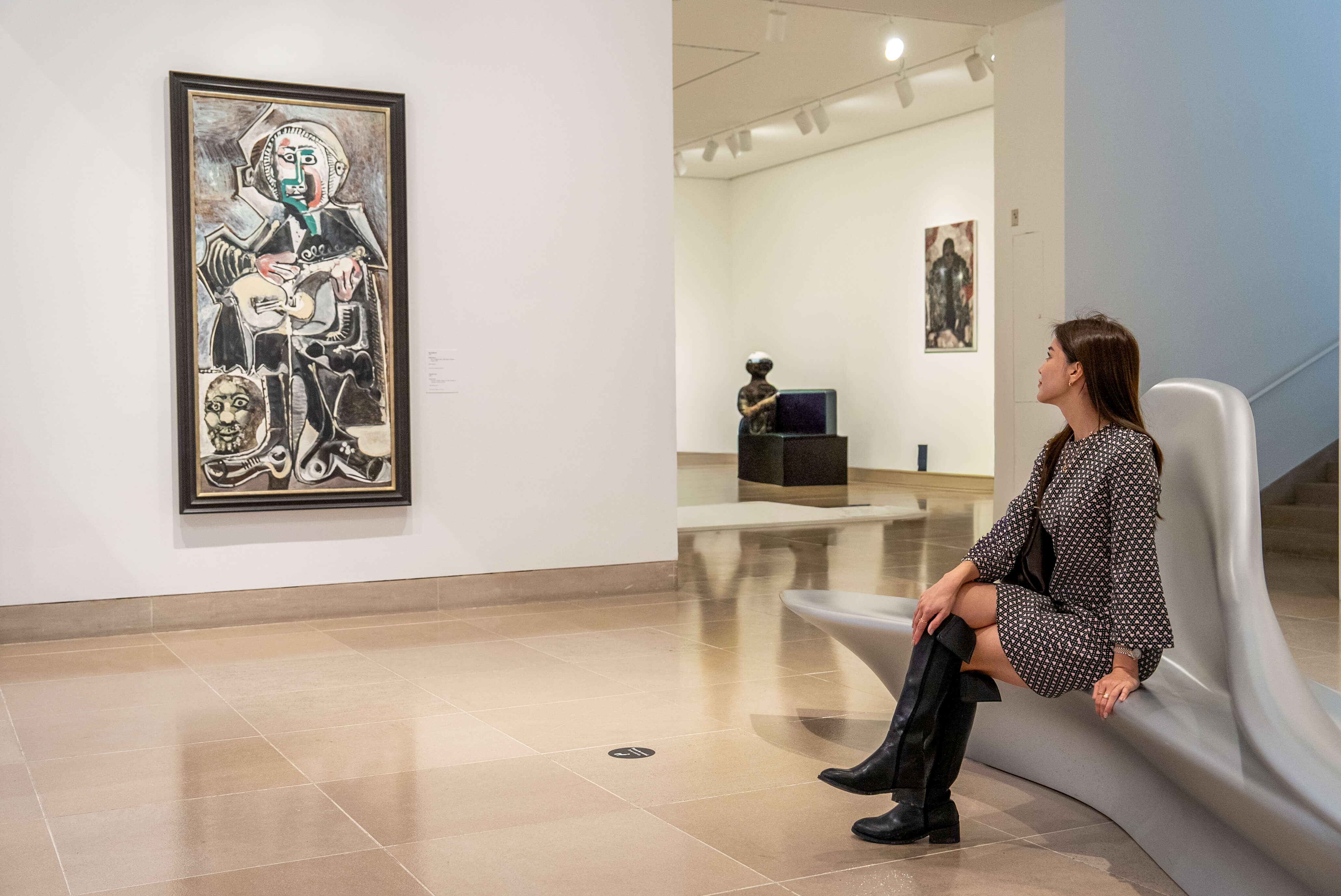 モダンアートから古代美術まで幅広いコレクションが並ぶ