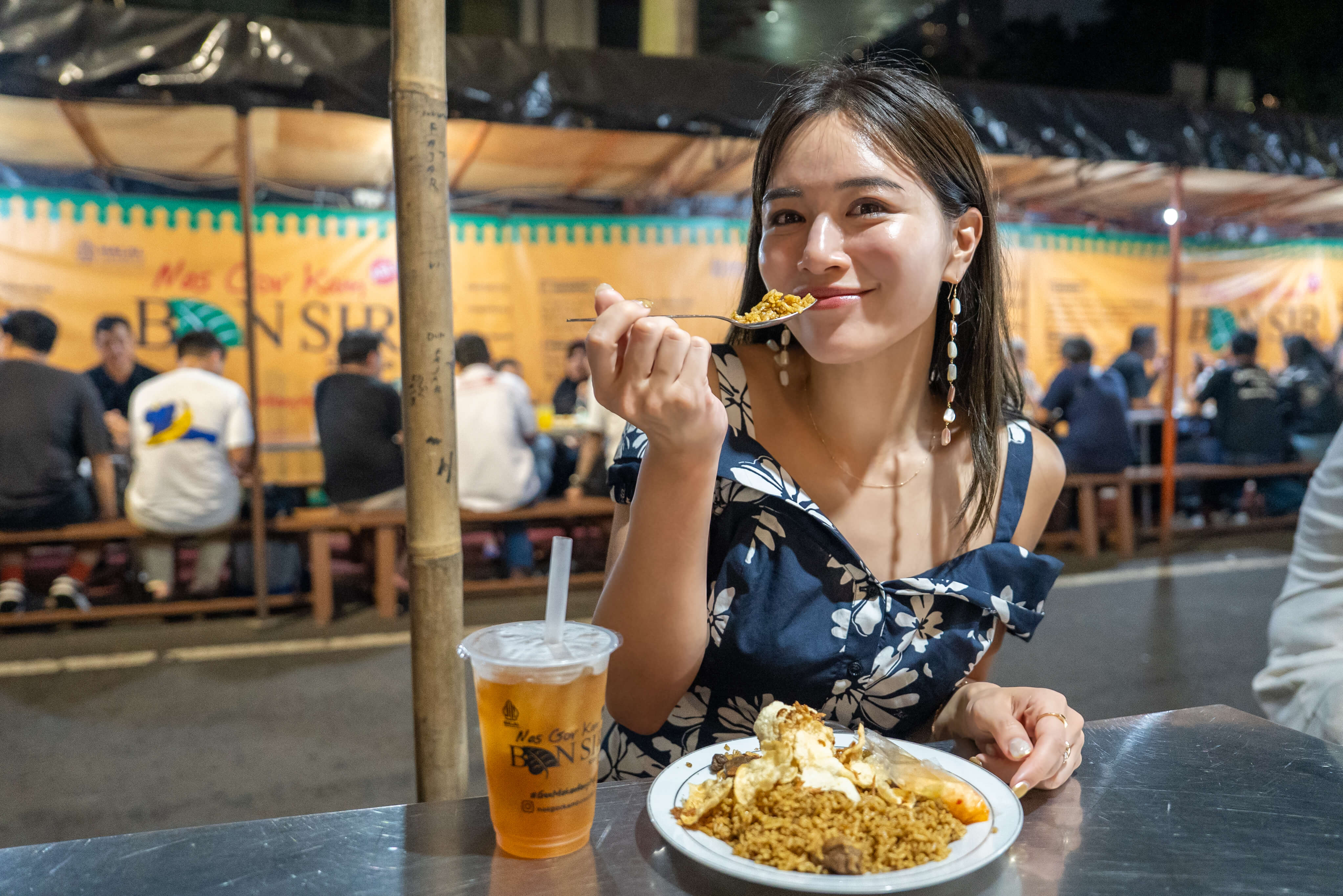 ホテル近くの屋台街へ