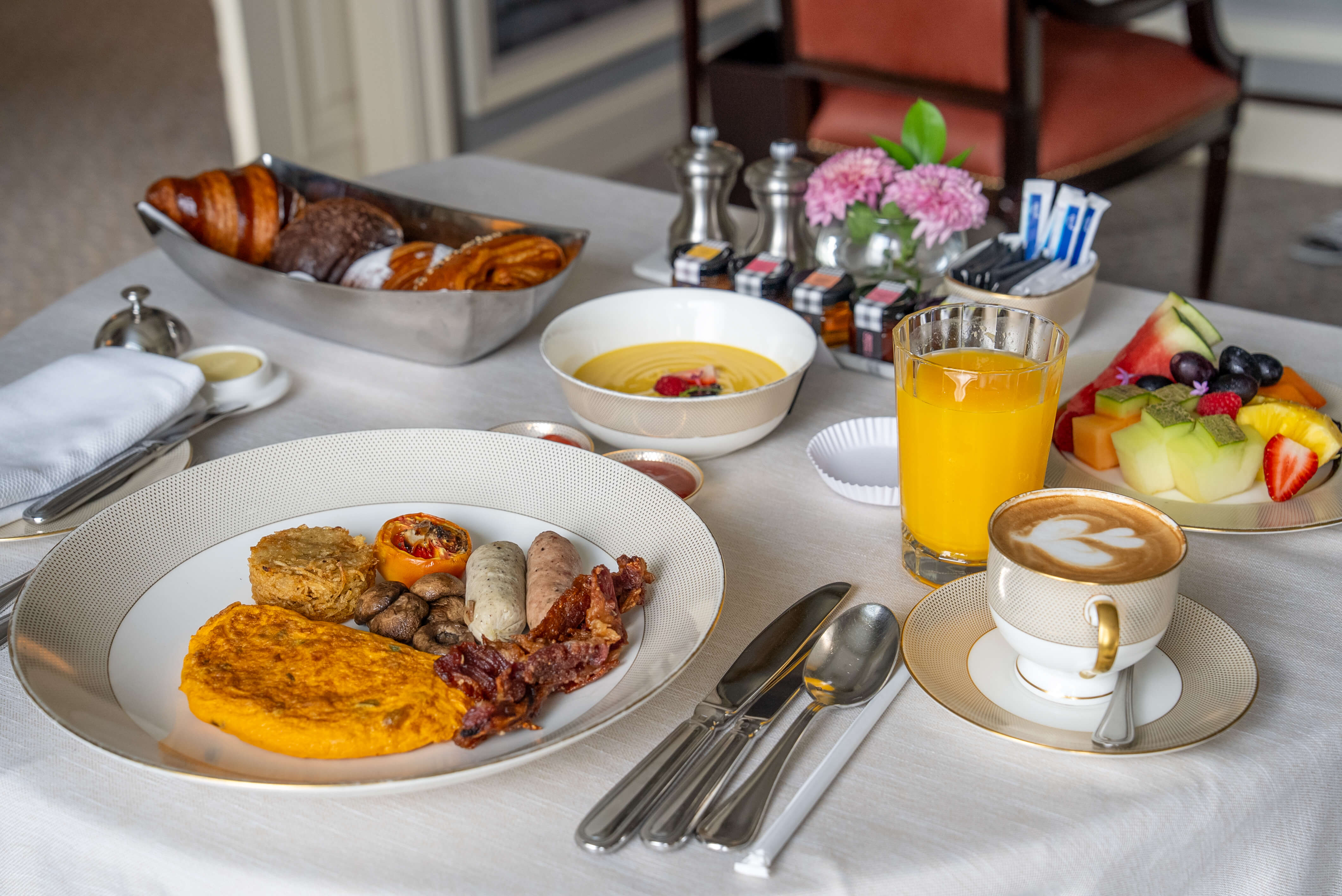 フォーシーズンズホテル客室でインルームブレックファスト