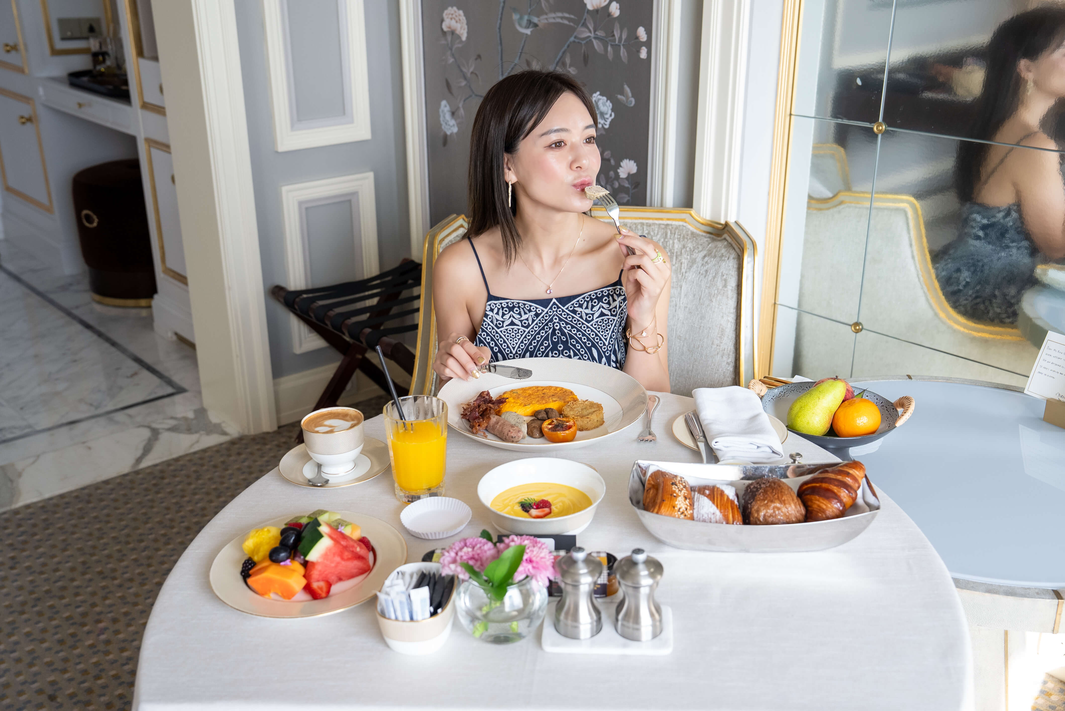 フォーシーズンズホテル客室でインルームブレックファスト