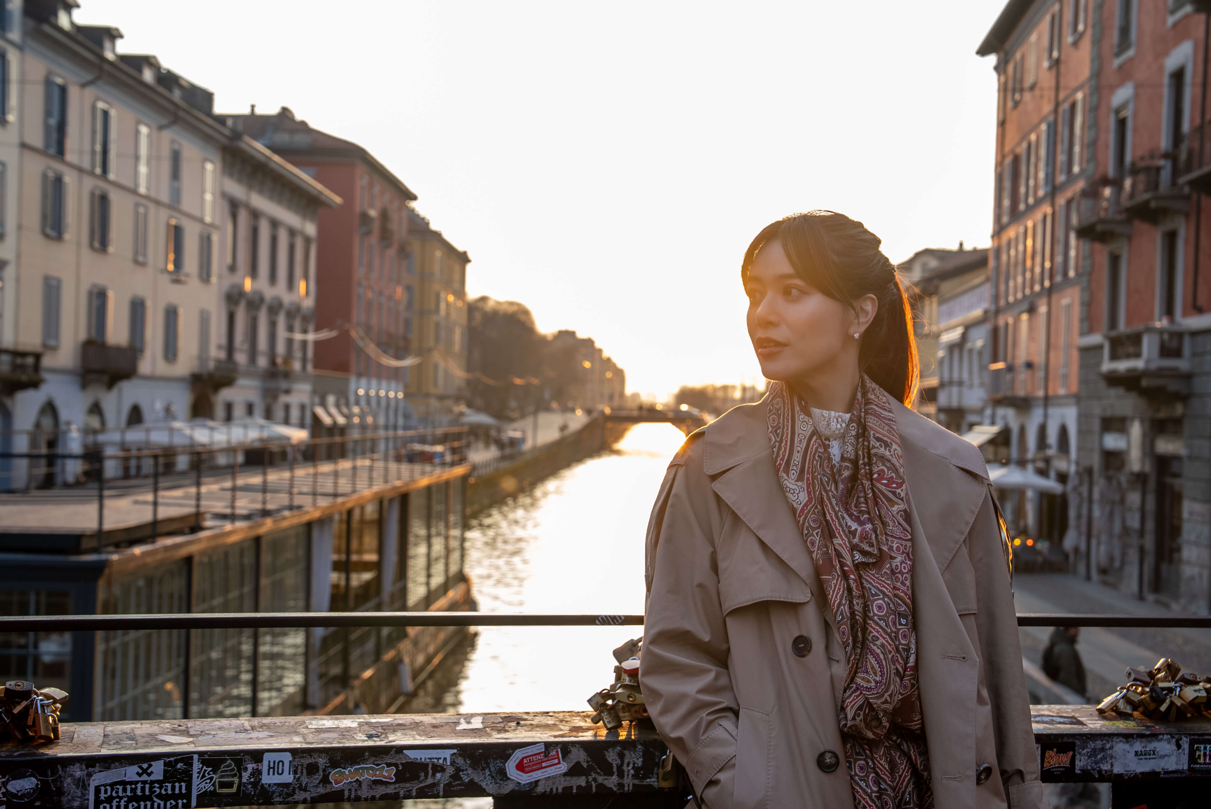 空がオレンジ色に染まり、夕日が運河を黄金色に輝かせる瞬間は、まるで絵画のよう