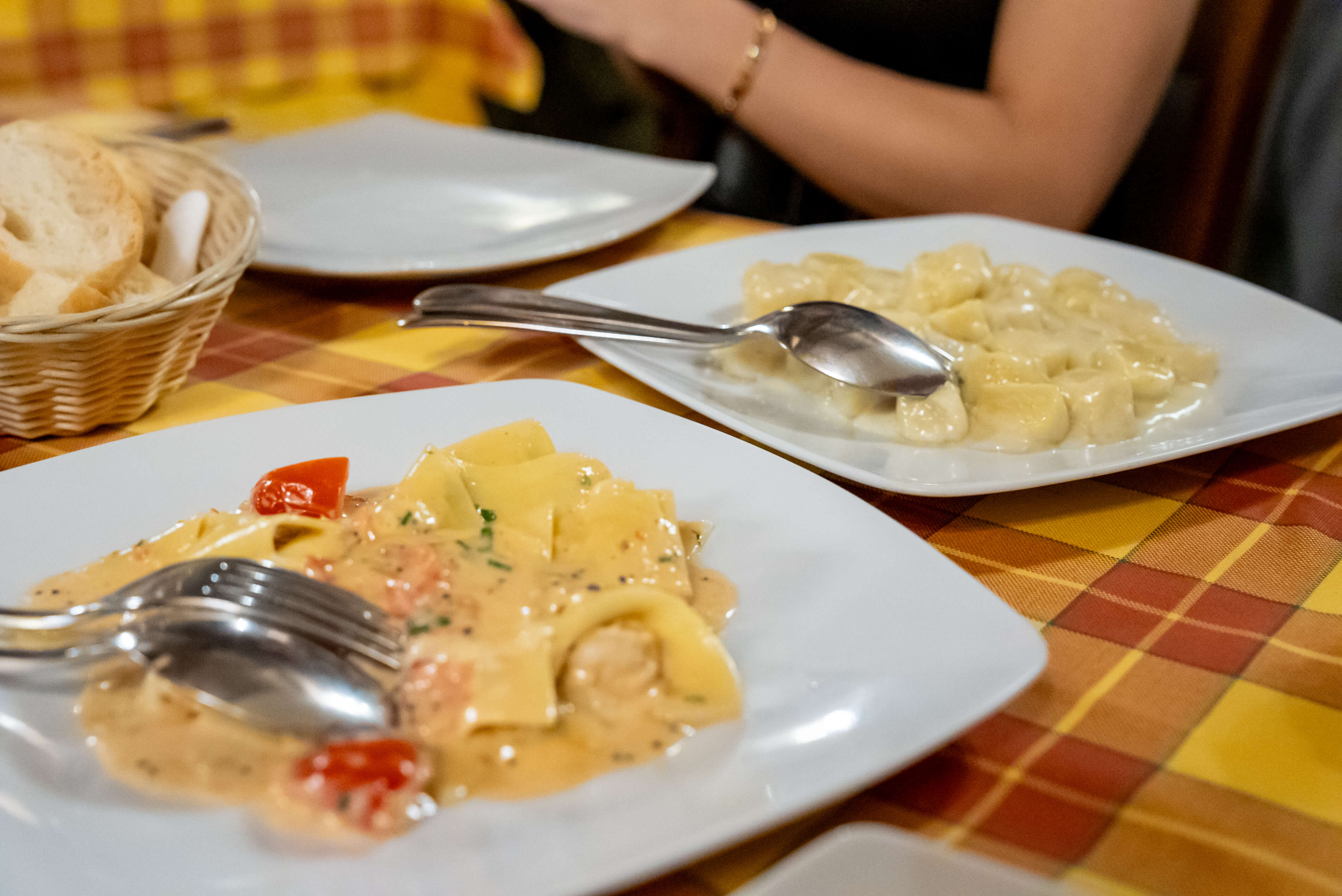 香り豊かで深い味わいのチーズパスタ