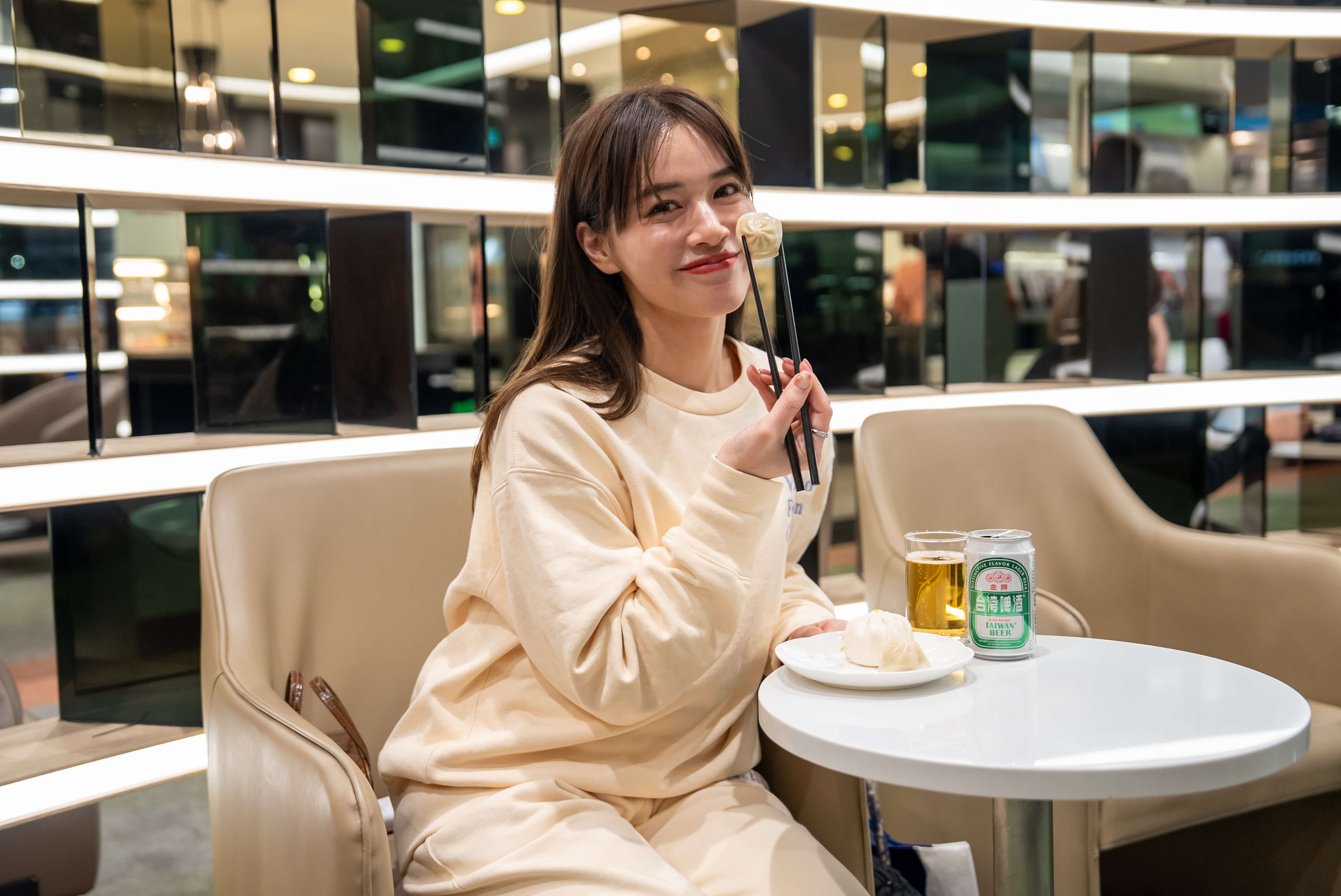 充実した食事メニューに加え、シャワールームも完備されているため、長時間のフライト前にリフレッシュすることができました