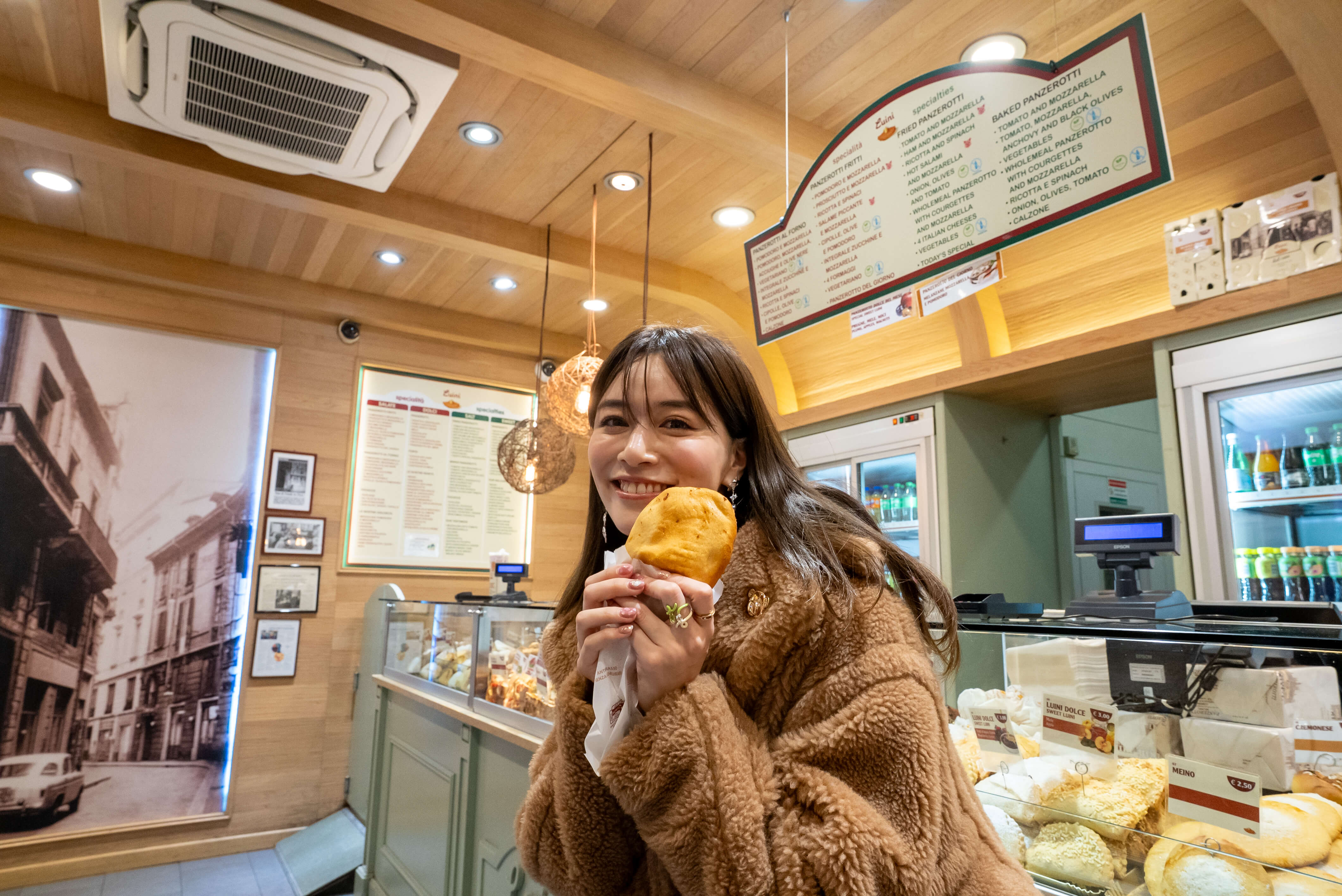 少し早めのランチには、本場の「揚げピザ」